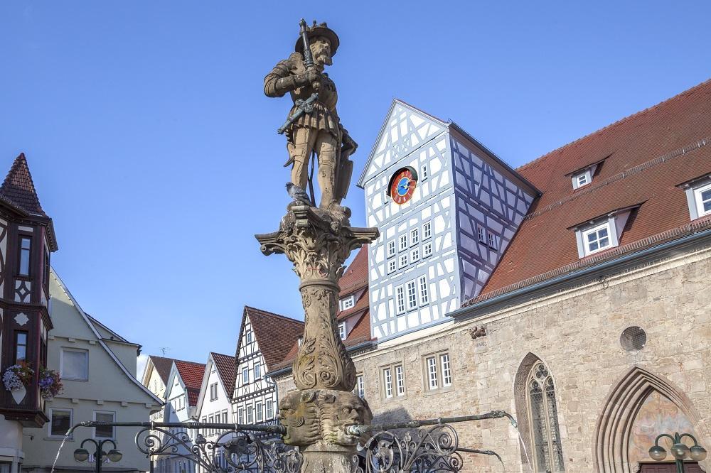 Marktplatz und Marktbrunnen 2